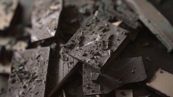 美味的黑巧克力配黑碟
