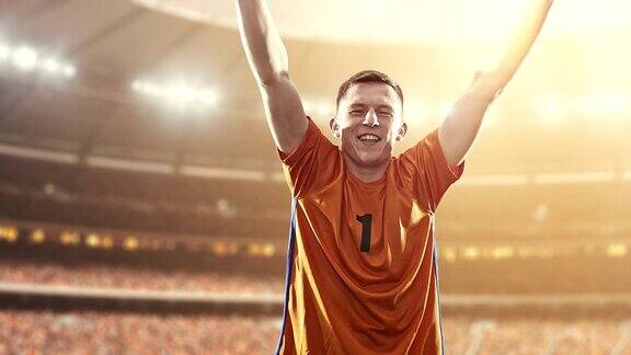 足球运动员庆祝胜利在职业体育场愉快地举起手臂当太阳照耀