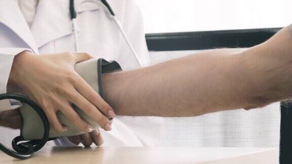 医生从病人手臂上取下模拟血压的特写