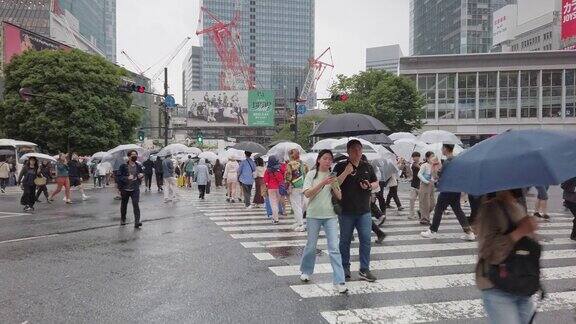 三角帆发射倾斜日本东京行人穿过涩谷十字路口