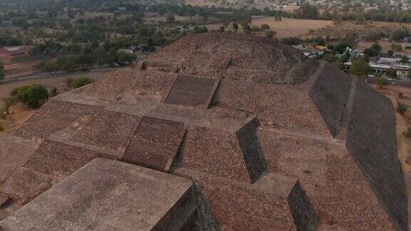 无人机拍摄的墨西哥河谷特奥蒂瓦坎复杂的月亮金字塔前景色中美洲前哥伦布时期的神庙是世界上第三大金字塔旅游目的地联合国教科文组织世界遗产