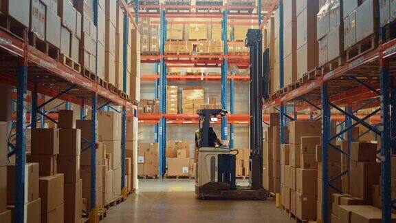 零售仓库充满货架与货物:电动叉车卡车操作员提升托盘与纸板盒在货架上在物流仓库、产品物流配送中心工作