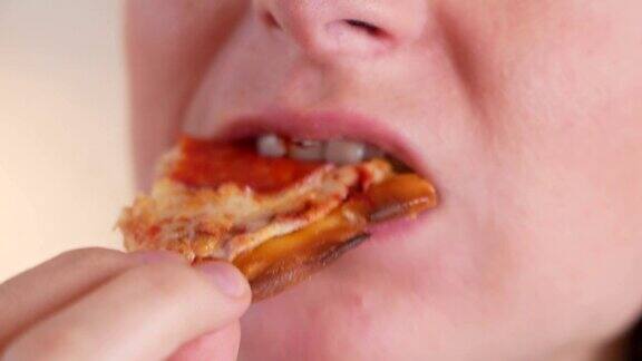 女人吃披萨吃快餐