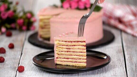 分层的奶油水果蛋糕树莓夹心蛋糕