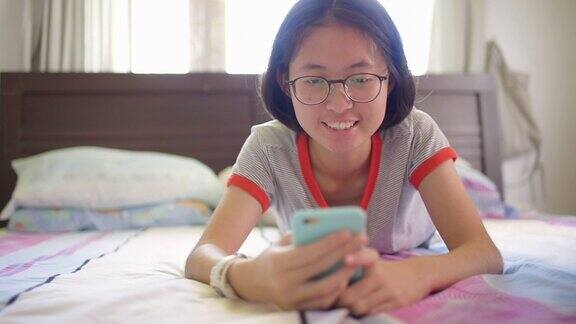 亚洲家庭使用数码平板电脑和智能手机在家里工作并通过网上购物来放松