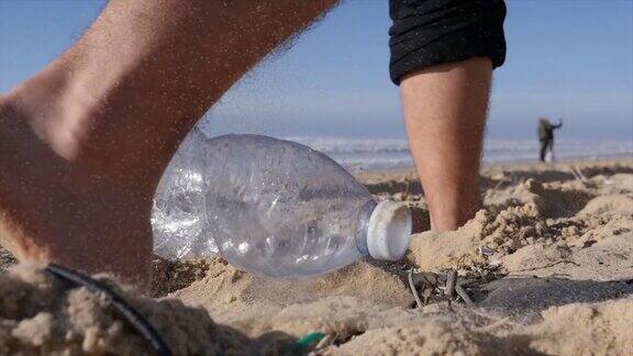 沙滩上的塑料瓶污染