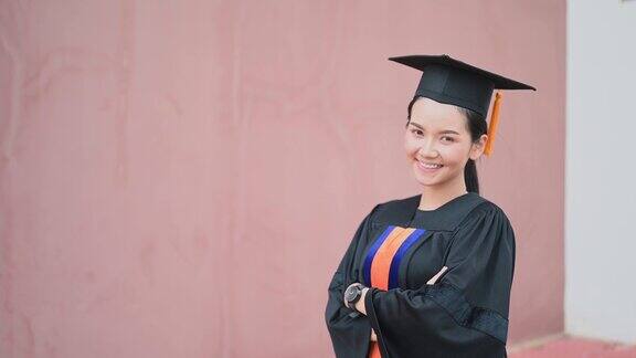 亚洲女学生获得了该大学的学士学位