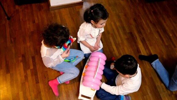 孩子们在家里玩塑料玩具