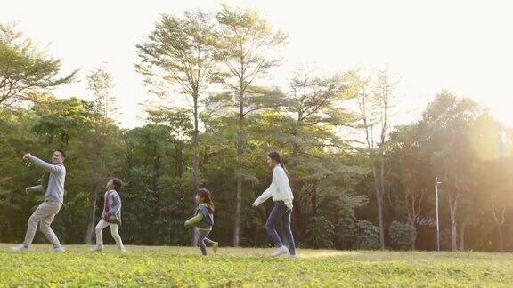 年轻的亚洲家庭在公园里玩户外