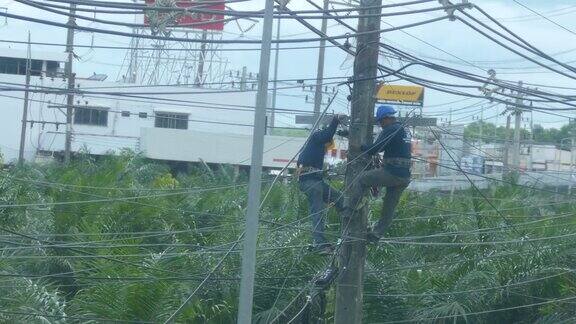 电工正在攀爬新安装的电线杆