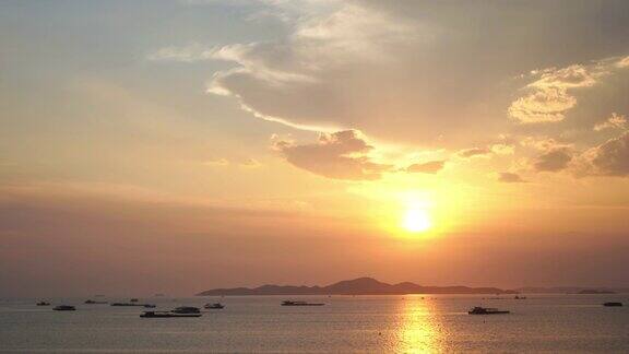 美丽的日落在泰国芭堤雅海滩海洋