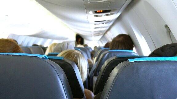 飞机内部和乘客一起