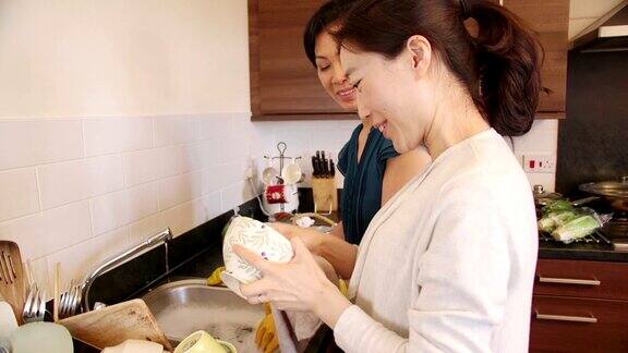 中国母亲和女儿在洗碗