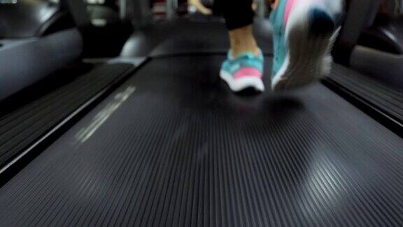 在健身房跑步机运动的女人脚步特写