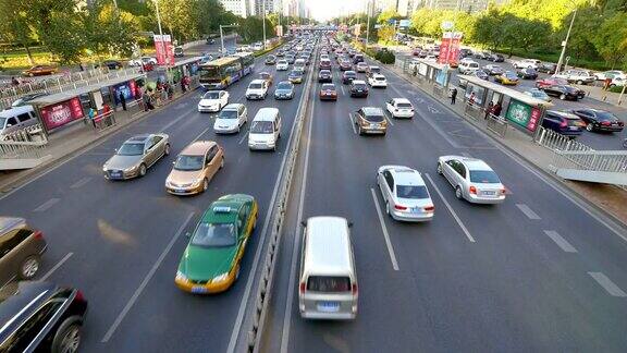 北京城市街道上繁忙的交通和现代化的建筑时光流逝