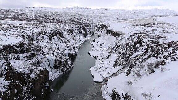 冰岛北部的河流和悬崖