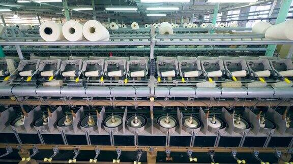 工厂的设备在工厂的大线索上绕着白色的线