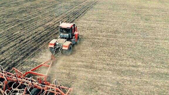 拖拉机在一块大田里工作用来耕种土地4k天线