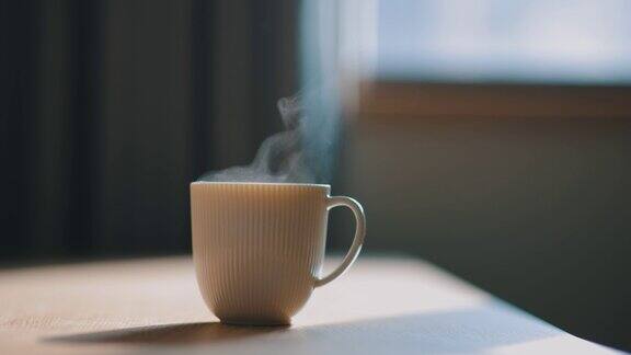 桌上有蒸汽的咖啡杯