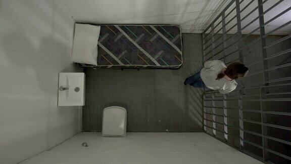 4K天线:牢房里的女囚犯在地板上踱步