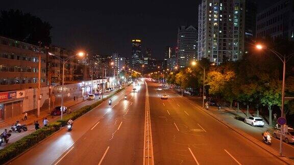 在北京夜晚的路上汽车很受欢迎