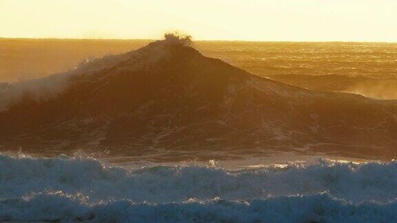 日出时汹涌的海浪拍打着海岸强大的大西洋