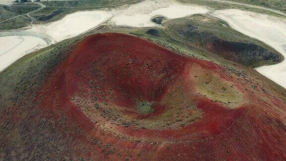 鸟瞰土耳其周围的红色火山口和盐湖