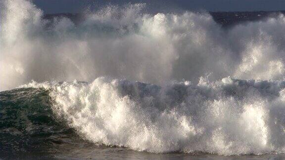 汹涌的海浪以慢镜头撞击海面