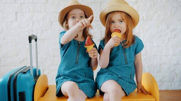 女孩们一边在家里吃冰淇淋一边等待暑假的到来