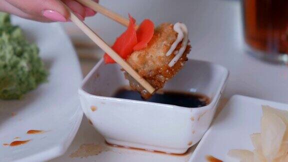 卷是抹酱油同时用筷子拿着它吃面包卷