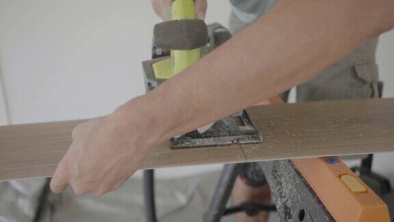 人造板切割木材层压木板准备地板安装家装、房屋装修概念
