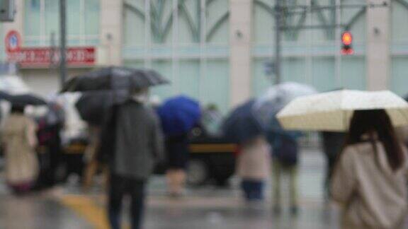 在东京品川市中心的雨天散步的人们