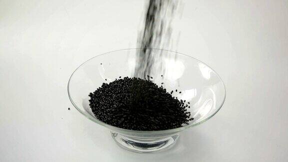 黑色的聚合物颗粒