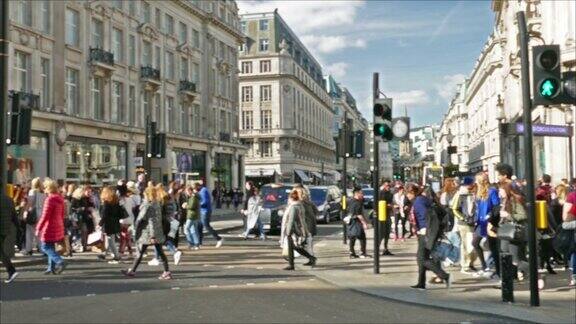穿过牛津街的行人牛津广场繁忙的摄政街十字路口
