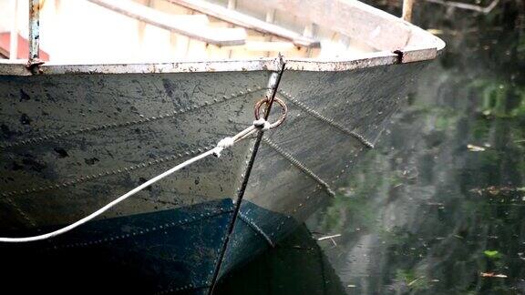 船被绳子锁在湖里