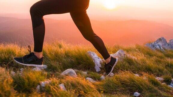 日落时分在山上进行跑步运动训练