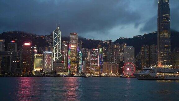从香港维多利亚港眺望港岛的夜景