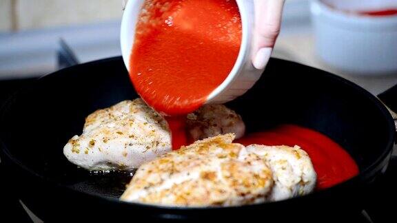 烹饪鸡肉把番茄酱倒进鸡肉里
