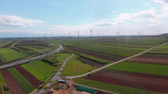 鸟瞰图的风力涡轮机农场和农业领域奥地利