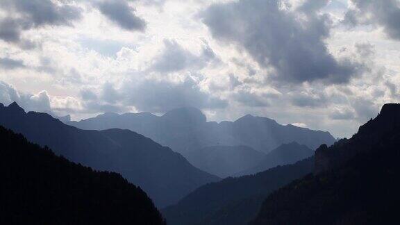 引人注目的天空在瀑布山脉的剪影上