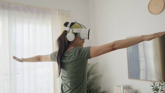 戴着虚拟现实眼镜的女人正在冥想享受模拟和在家放松