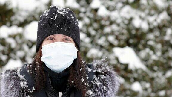 一个年轻女人在冬天戴着防护面具在户外的特写肖像