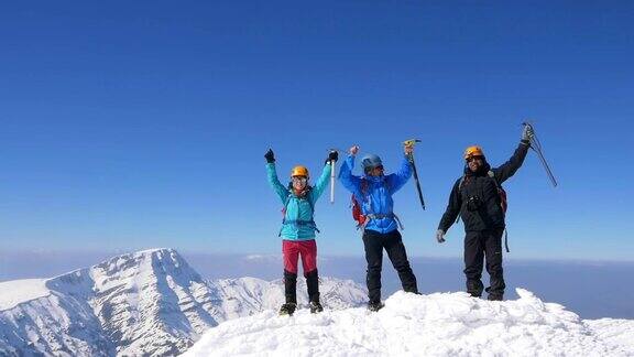 一群登山者在山顶庆祝成功