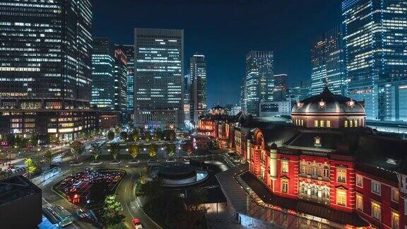 4K延时:放大夜景的行人旅游人群行走和汽车交通在东京车站市中心附近的火车站高峰时间