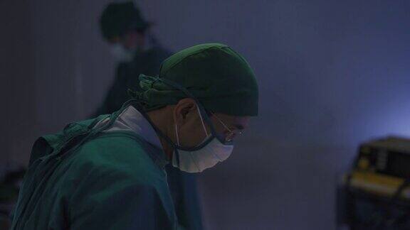 成熟的男性外科医生为病人做手术