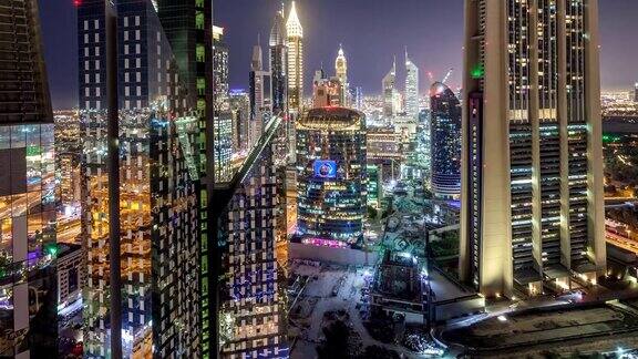 阿联酋迪拜的谢赫扎耶德路和迪拜国际金融中心的