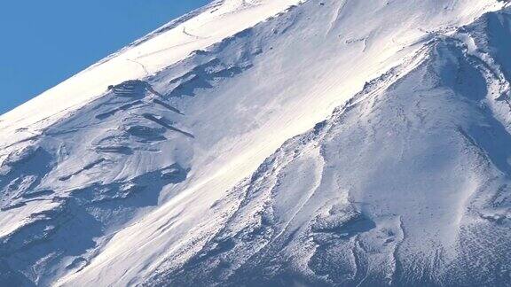 近距离观察日本富士山上的白色阿尔卑斯山