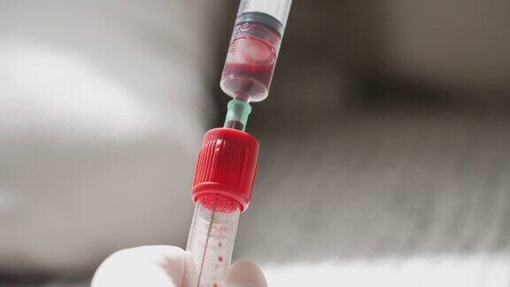 医生抽血给病人做血液检查年检
