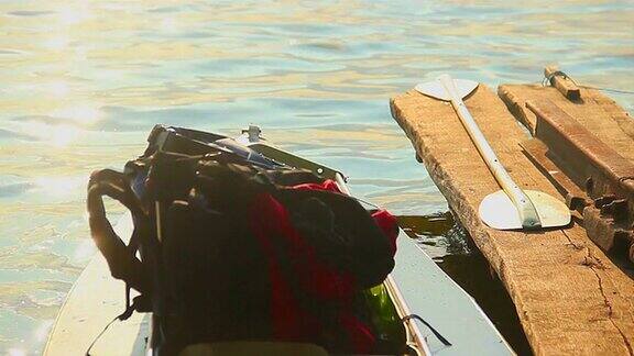 日落时分游客在独木舟上背包旅游旅游度假