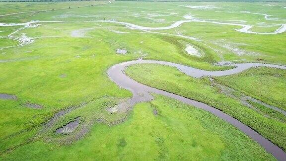 中国黑龙江省的沼泽地蜿蜒曲折的河流